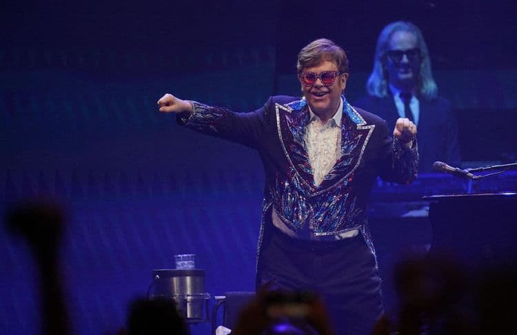 Avez-vous reconnu la star britannique déguisée en Elton John dans le clip de cette chanson de Noël ?