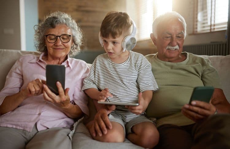L'édito de ELLE : grands-parents, tous accro aux plateformes de streaming ?