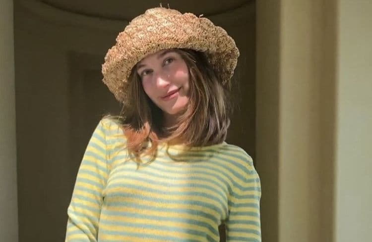 Hailey Bieber succombe au bloomer, ce short romantique difficile à porter