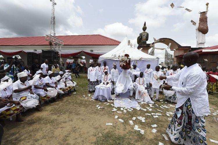 Au Nigeria, la traditionnelle "douche de billets" dans le collimateur des autorités