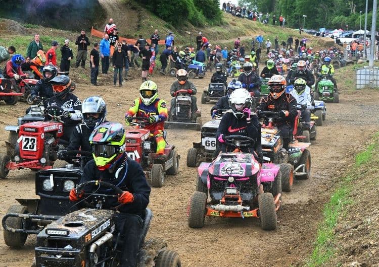 Boue et bonne humeur aux 24 heures d'endurance tondeuses