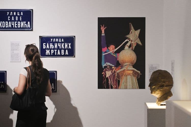 Les Balkans encore hantés par leur passé ? Une exposition pour sortir du "labyrinthe"