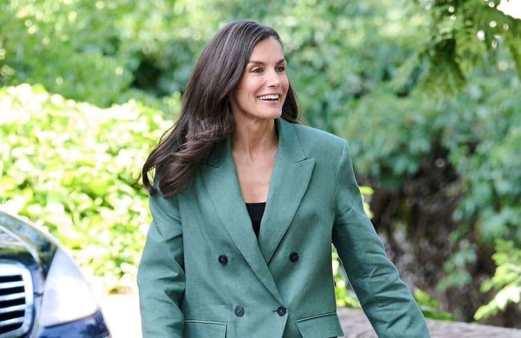En tailleur Mango et babies, Letizia d’Espagne signe un look d’été chic et pragmatique