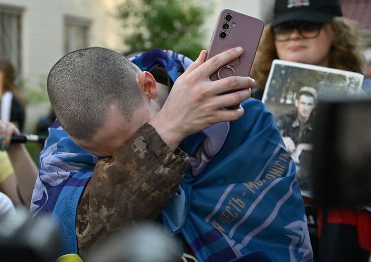 Ukraine : larmes et sourires lors du plus grand échange de prisonniers entre Kiev et Moscou