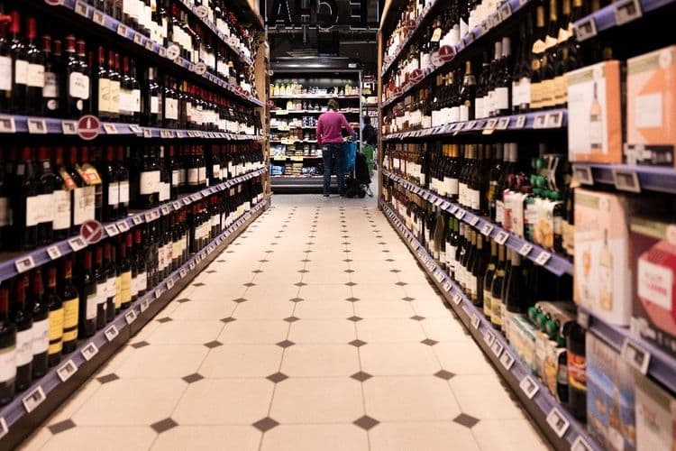Vente d'alcool aux mineurs: près de 9 supermarchés sur 10 enfreignent la loi, selon une association