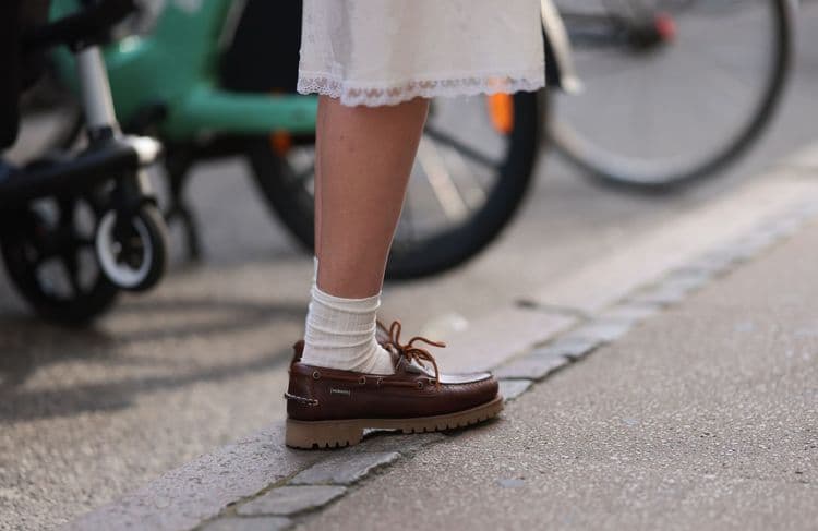 Une robe et des chaussures bateau : le combo preppy et chic à adopter cet été