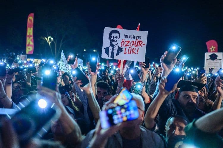 Turquie: l'opposition réunit des dizaines de milliers de personnes à Istanbul
