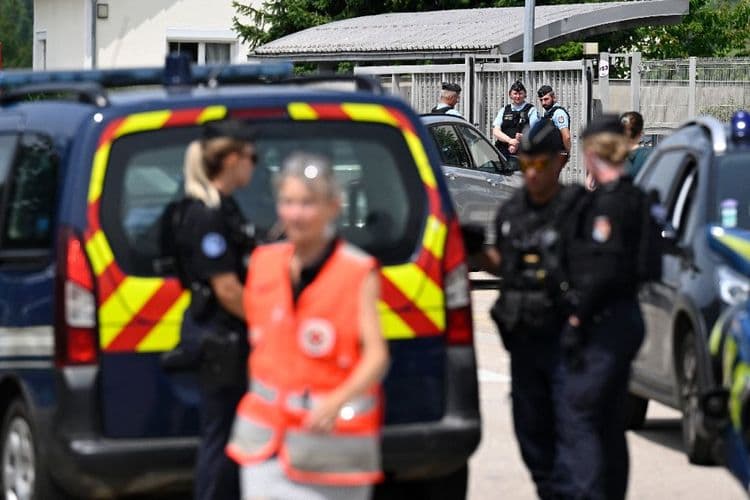 Surveillante poignardée: Macron déplore "un déferlement de violence insensé"