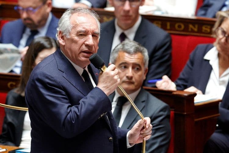 Surveillante poignardée: Bayrou veut une "expérimentation" de portiques de détection d'armes