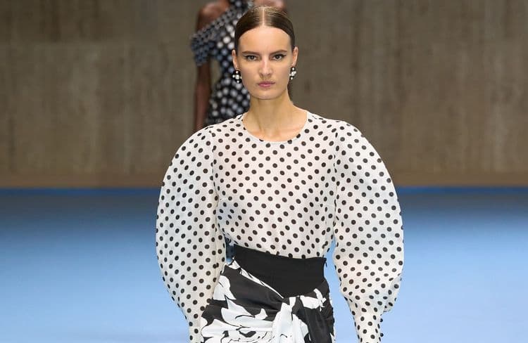 Romantiques, bouffantes… Ces 4 blouses des années 80 que l'on va adorer porter cet été