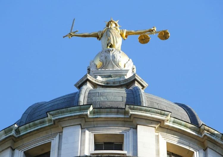 Trois Iraniens inculpés pour espionnage présentés devant la justice au Royaume-Uni