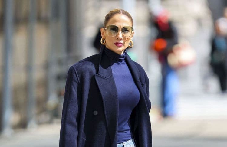 Doit-on valider la tendance des jeans tachés ?