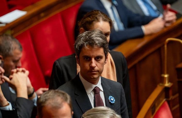Gabriel Attal propose d’interdire le voile aux mineures de moins de 15 ans