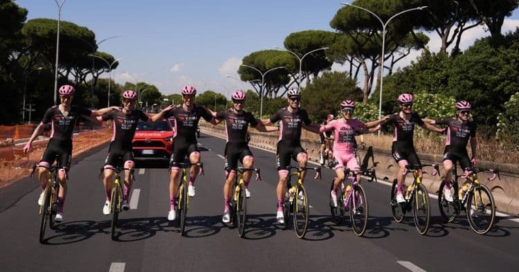 Simon Yates remporte le Giro 2025