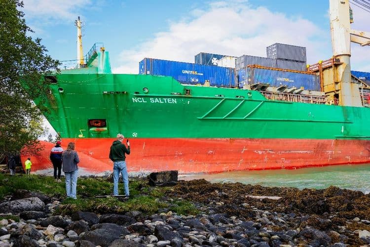 Norvège: un cargo s'échoue à deux pas de chez lui, il est réveillé par le voisin