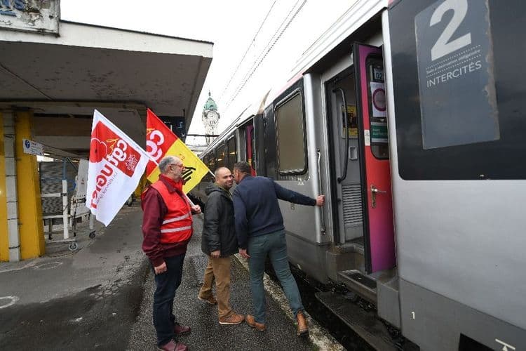 Elus et usagers des lignes SNCF "dégradées" repartent déçus de leur montée à Paris