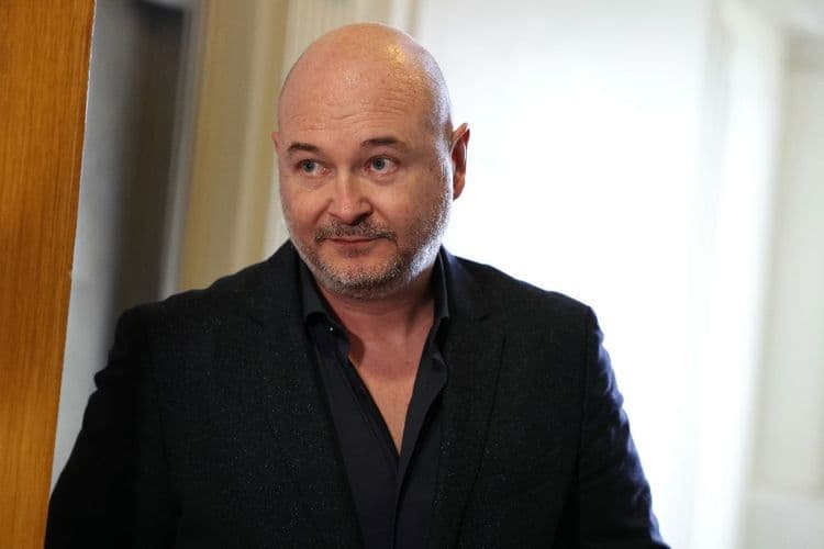 Accusé de viols, l'animateur radio Sébastien Cauet entendu en garde à vue