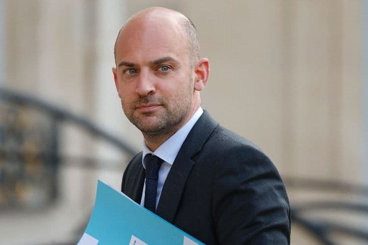 La relation entre Paris et Alger reste "totalement gelée", déplore le chef de la diplomatie française