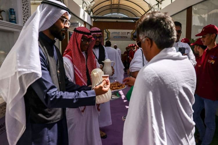 Plus d'un million de pèlerins musulmans entament le hajj sous un soleil de plomb