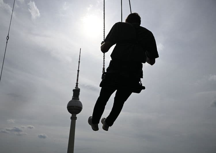 A Berlin, "l'impression de voler" sur la plus haute balançoire d'Europe
