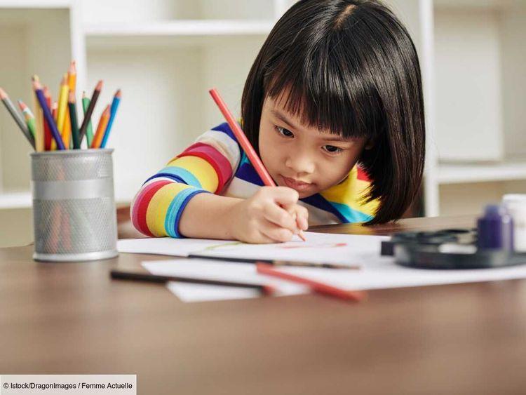 À quel âge un enfant peut-il commencer à colorier sans dépasser ?