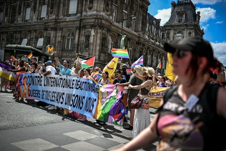 A Paris, une marche des fiertés remontée "contre l'internationale réactionnaire"