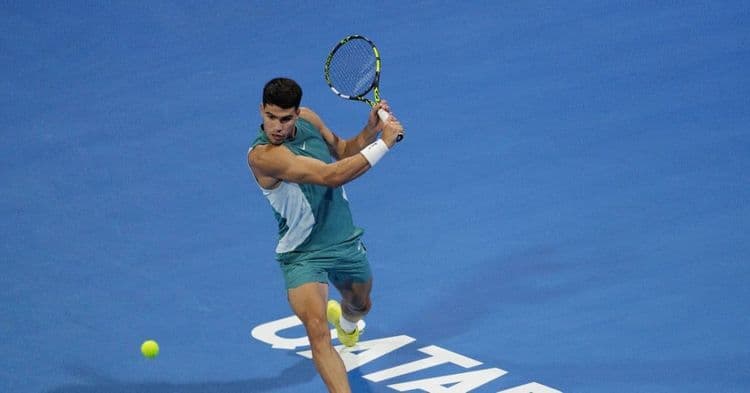 Doha: Alcaraz domine Nardi et file en quarts