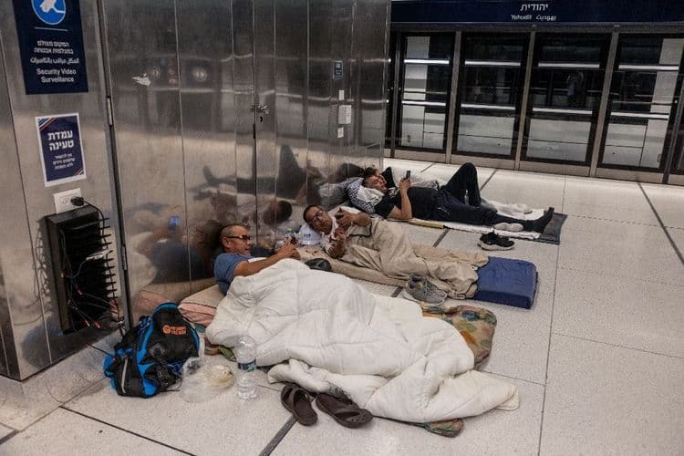Le métro de Tel-Aviv, refuge ultime loin des  "boums" des missiles iraniens