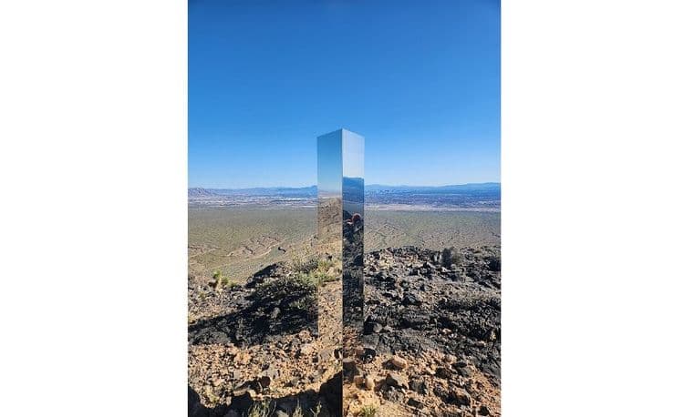 Un mystérieux monolithe en plein désert intrigue au Nevada