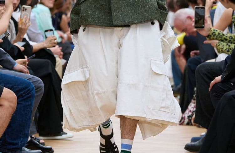 Pourquoi ce pantalon repéré à la Fashion Week affole les réseaux sociaux ?