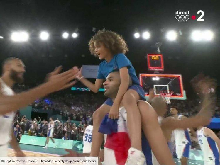 JO 2024 : le capitaine de l'équipe de France de basket, Nicolas Batum, célèbre la qualification des Bleus en finale avec son fils (ZAPTV)