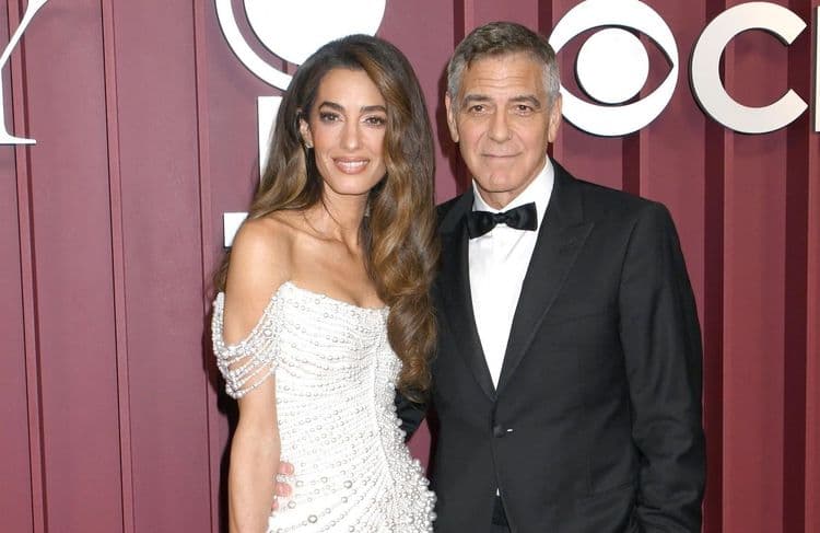 Amal Clooney : en robe sculpturale et perles nacrées, elle illumine le tapis rouge des Tony Awards 2025