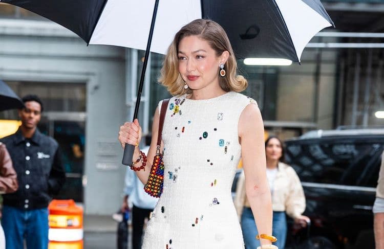 Gigi Hadid prouve que les tongs ne sont plus réservées à la plage