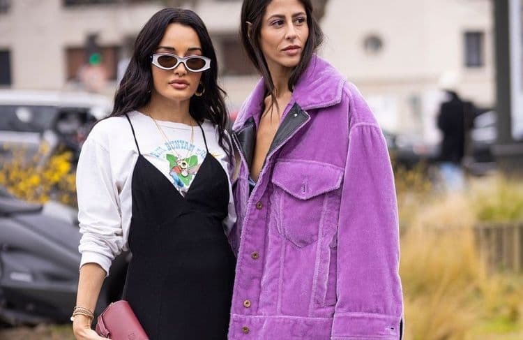 T-shirt blanc et robe noire à fines bretelles, cette association culte des années 2000 fait son grand retour