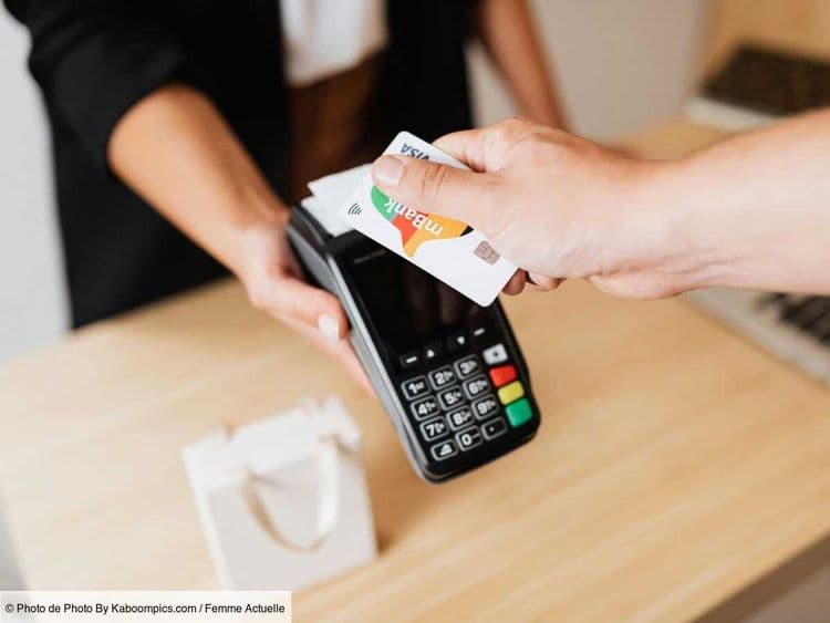 "J'ai éclaté en sanglots" : une américaine se trompe sur le terminal de paiement et offre 5.000 dollars de pourboire au lieu de 5
