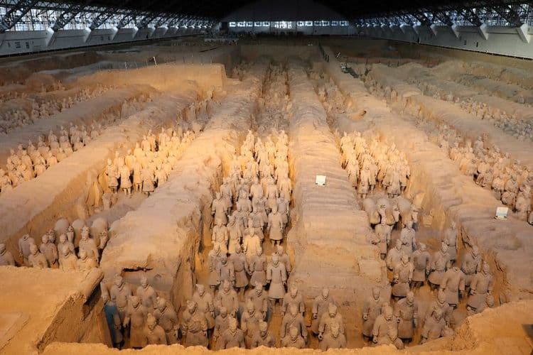 Chine: un touriste saute une barrière et atterrit sur le site de l'armée de terre cuite