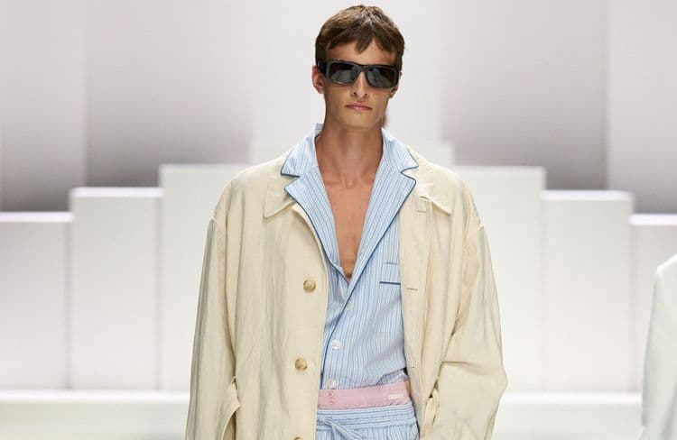Vu au défilé Dolce & Gabbana, la tendance pyjama s’invite en ville comme au bureau