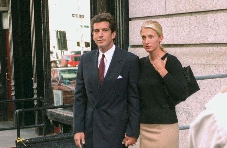 Pourquoi les premiers looks de Carolyn Bessette dans la série de Ryan Murphy font-ils polémique ?