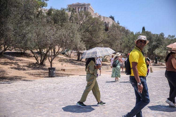 "Un peu déçus": à Athènes, la canicule prive partiellement les touristes d'Acropole