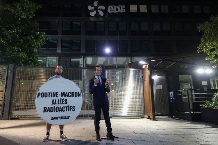 La statue de Macron "empruntée" par Greenpeace de retour au musée Grévin