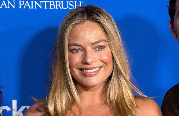 Enceinte, Margot Robbie fait sensation en robe moulante lors de la première de «Mon futur moi»