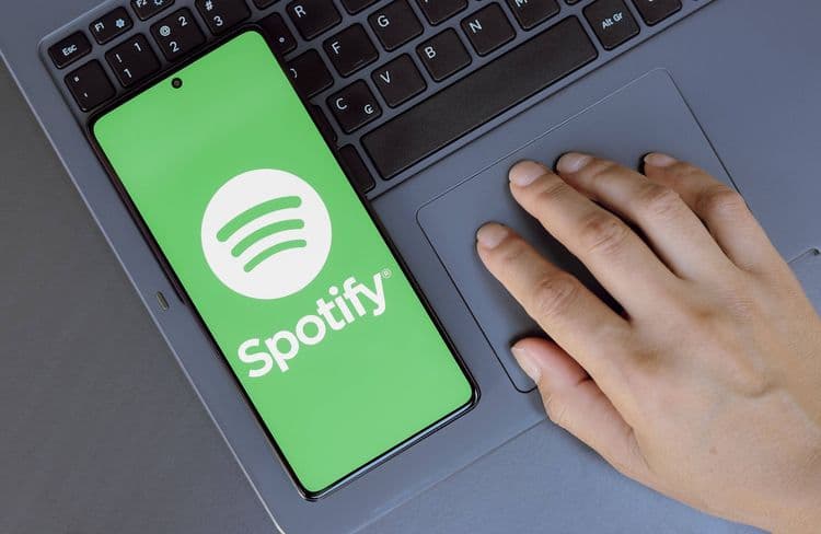 Voici qui devient la chanteuse française la plus écoutée sur Spotify (ce n'est plus Aya Nakamura)
