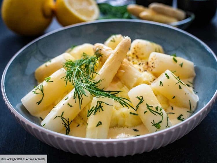 Voilà comment Hélène Darroze sert les asperges dans son restaurant : la recette de la sauce gribiche