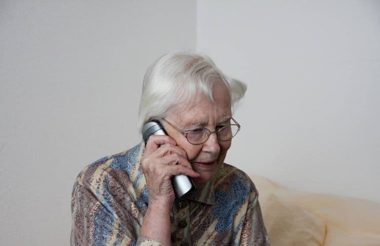 Une intelligence artificielle pour savoir si vos grands-parents vont bien ? Quelle fausse bonne idée