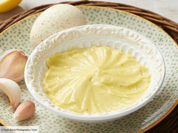 Sauce aïoli : cette recette provençale accompagne à merveille les légumes et les poissons