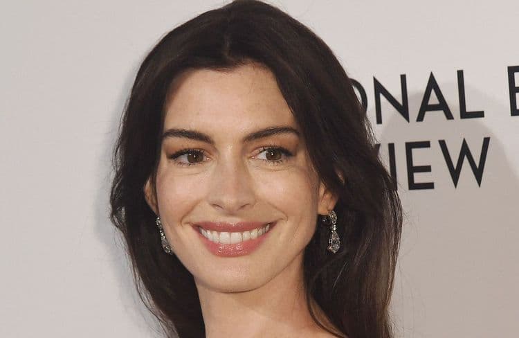 Ultra sexy, Anne Hathaway succombe à la frange asymétrique