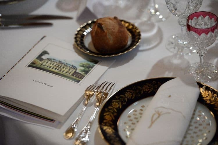 Plus de 4.000 menus présidentiels et royaux français arrachés aux enchères à Paris