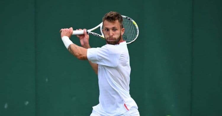 Corentin Moutet passe, pas Quentin Halys