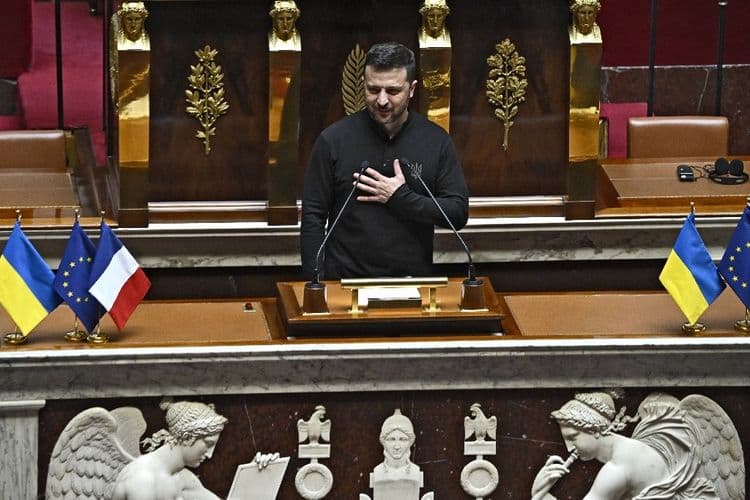 Zelensky reçu par Macron après l'annonce d'une nouvelle aide américaine