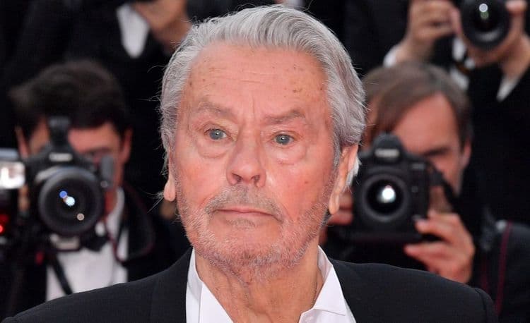 Petit-fils caché d'Alain Delon, il réclame un test ADN pour mettre la main sur l'héritage